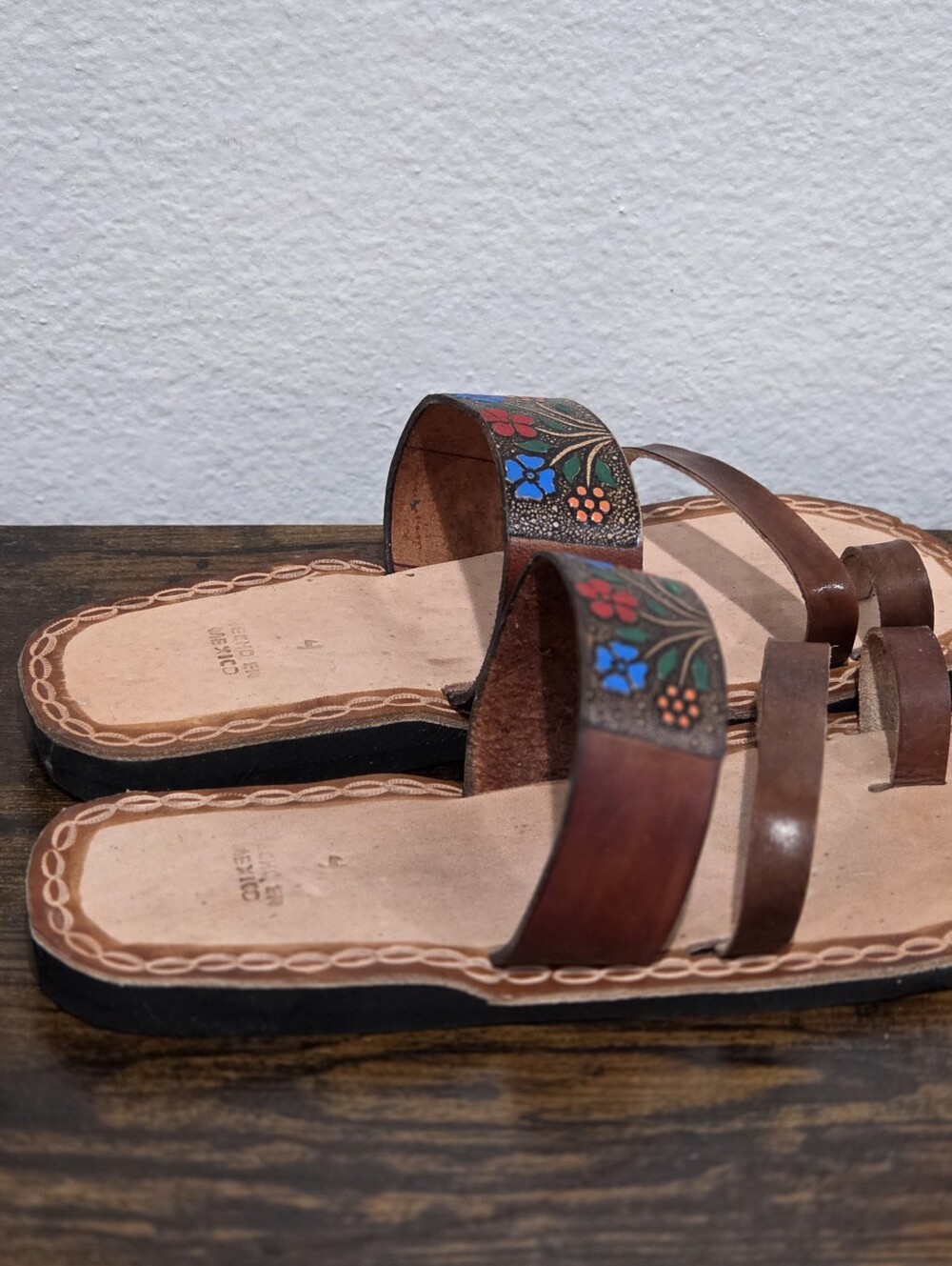 Mexican Women's Leather Hand-Tooled Hurache Sandals - Picture 3 of 5